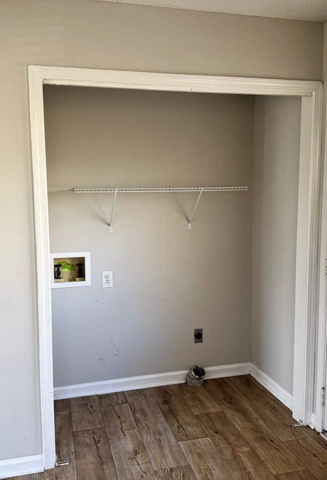 Building Photo - Nicely Updated Home MOVE IN READY!