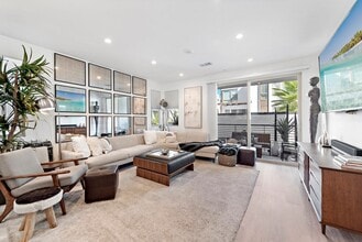 Building Photo - 213 Placemark