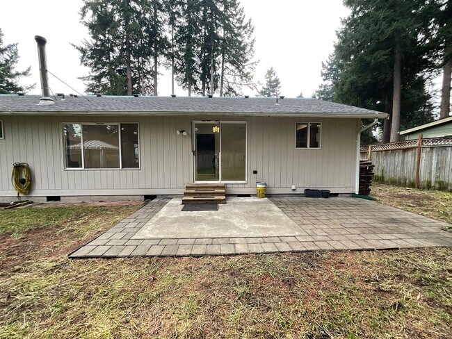Building Photo - Beautiful 3 Bedroom 2 Bath Home at Lawrence Lake!