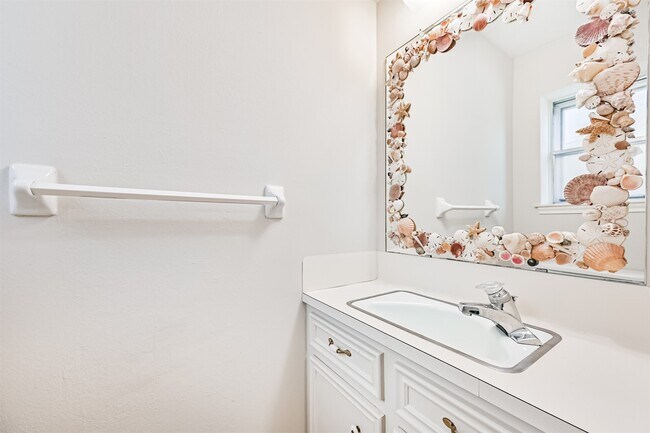 Building Photo - 2005 La Salle Ln