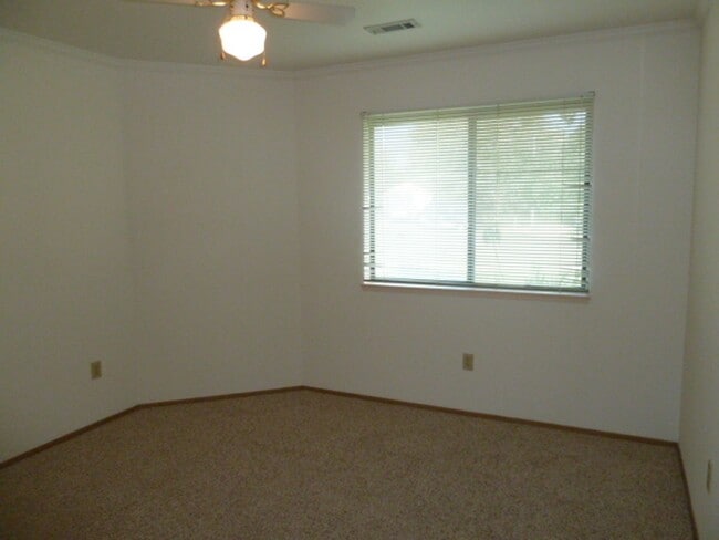 Building Photo - Spacious Home in Desirable Quail Ridge Neighborhood