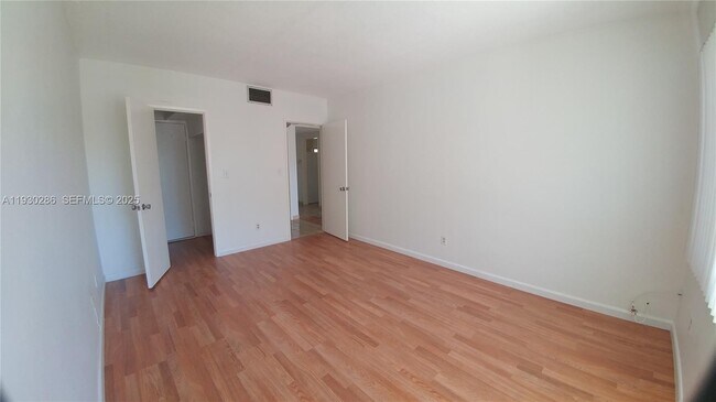 Building Photo - 450 Golden Isles Dr