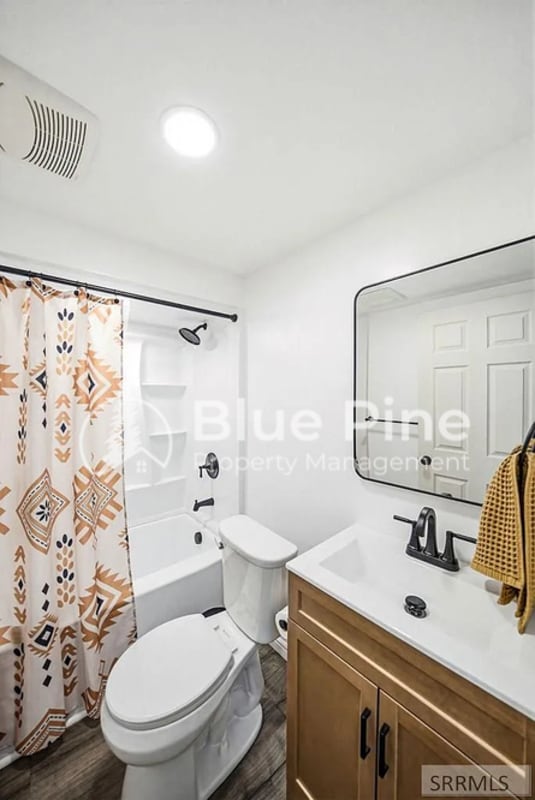 Building Photo - 407 Valley Dr