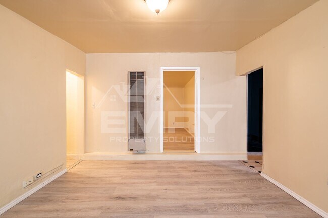 Building Photo - 1125 S Evergreen Ave