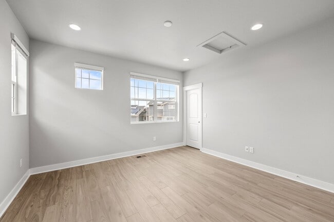 Building Photo - Spacious Family Home in Quiet Neighborhood