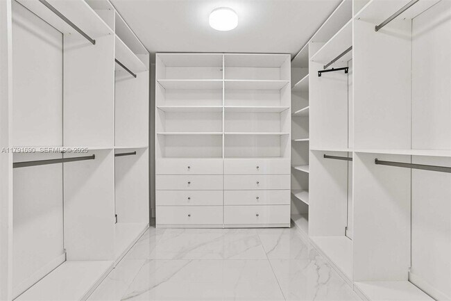 Building Photo - 2000 Island Blvd