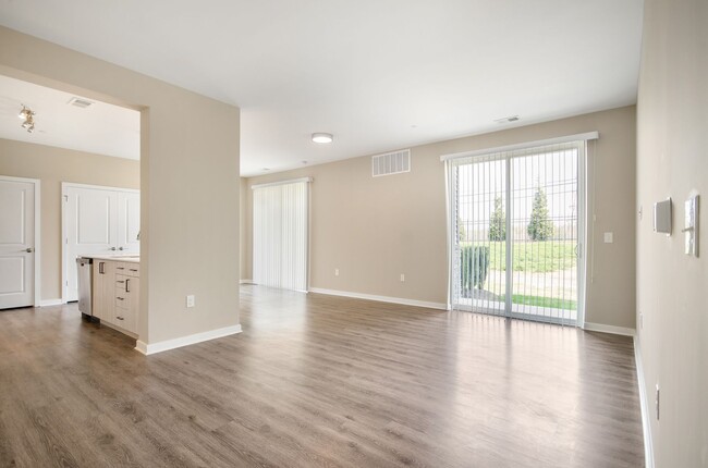 Building Photo - Two Bedroom Luxury Apartment (Elevator Bui...
