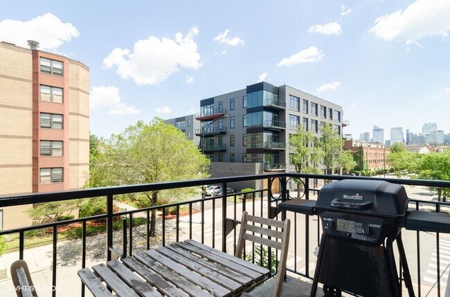 Building Photo - 6 S Laflin St