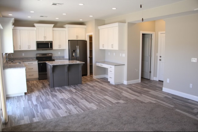 Building Photo - Blackhawk Townhome! End Unit!!