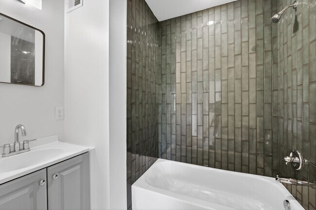 Building Photo - Spacious 6BR Rowhome in Prime DC Location