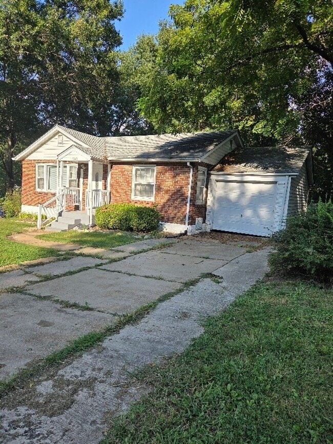 Building Photo - 1816 N Hanley Rd