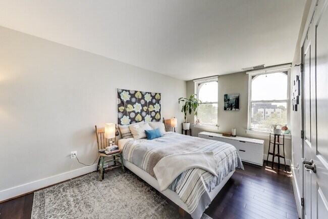 Building Photo - Spacious 2BR with Private Deck & Stunning Views – Available July 1!