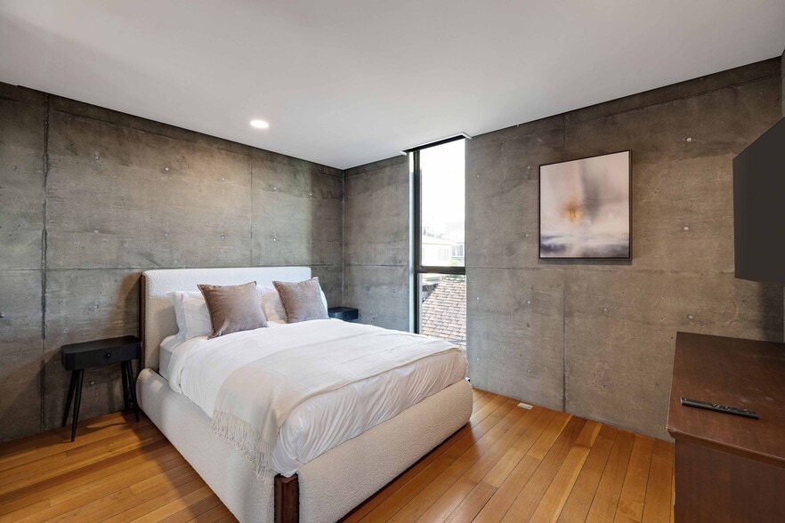 Building Photo - 1812 The Strand