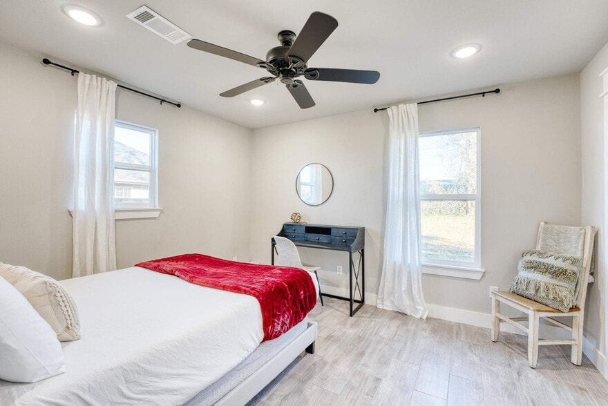 Building Photo - 214 NW L St