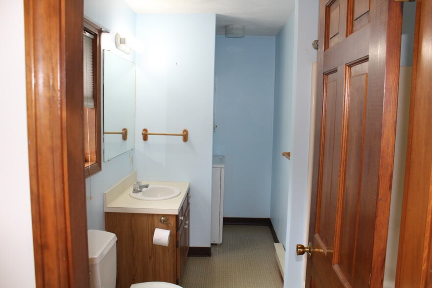 Building Photo - 121 Main St