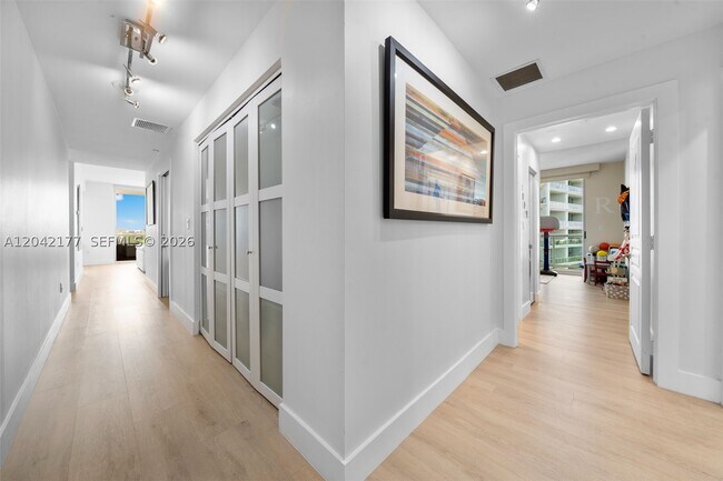 Building Photo - 2645 S Bayshore Dr