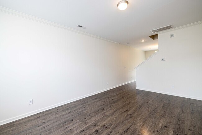 Building Photo - 3BD/2.5BTH Townhome North Western School District - SPRING SPECIAL