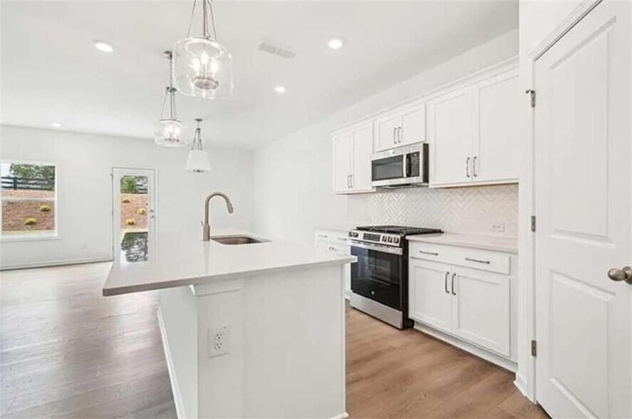 Building Photo - 320 Silverleaf Trl