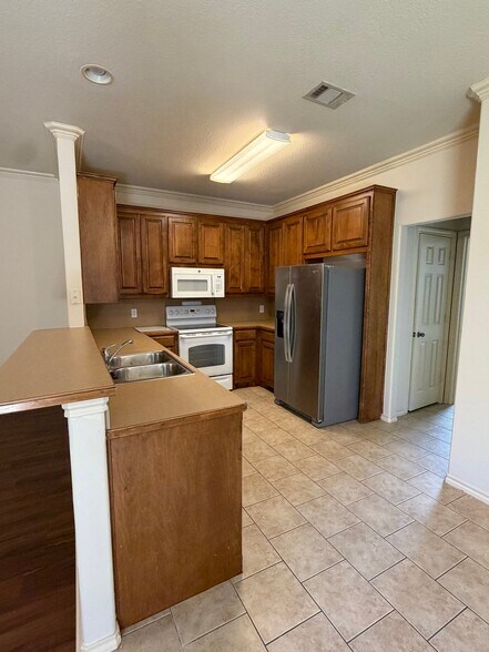 Building Photo - 5809 Swords Dr
