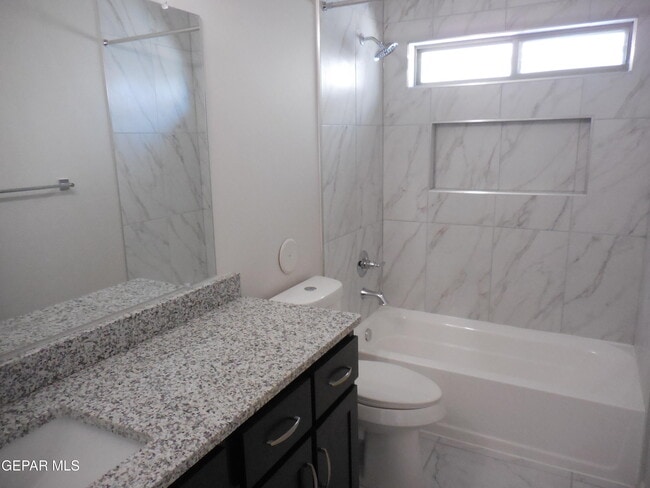 Building Photo - 552 Pne Vly Pl