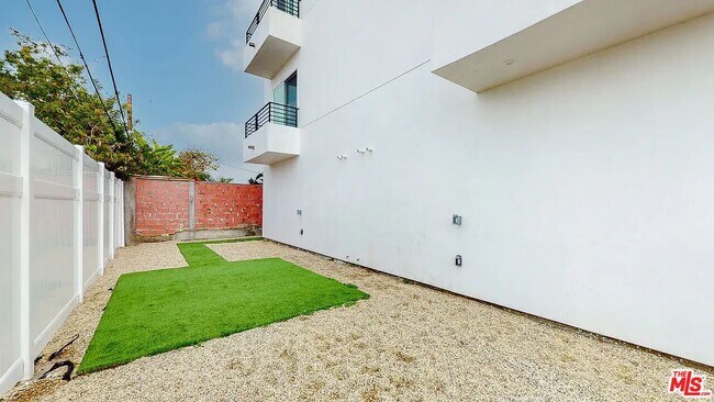 Building Photo - 525 Normandie Ave