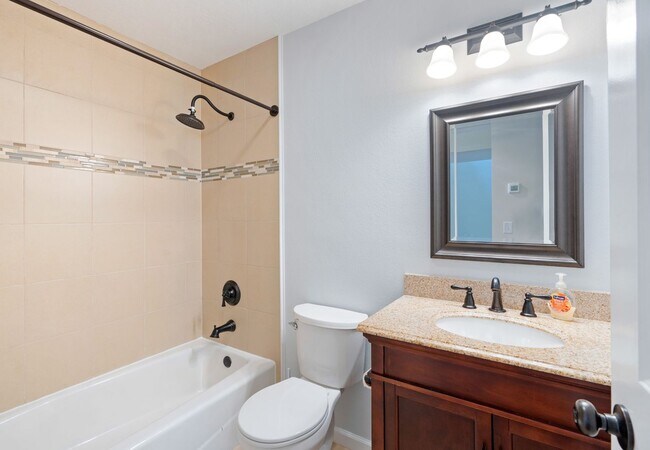Building Photo - 3 Bedroom Contemporary Carolina Trace Home...