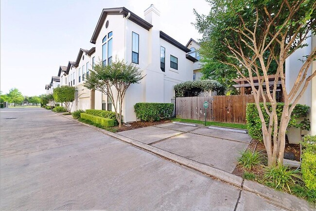 Building Photo - 3123 Fairdale Oaks E