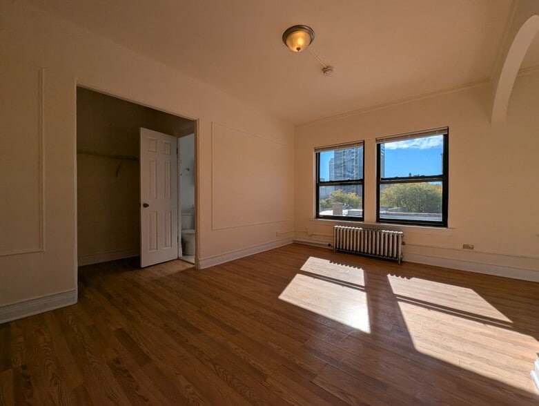 Building Photo - 5417 N Kenmore Ave