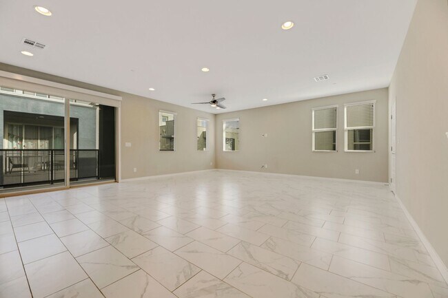 Building Photo - Gorgeous highly upgraded townhouse!