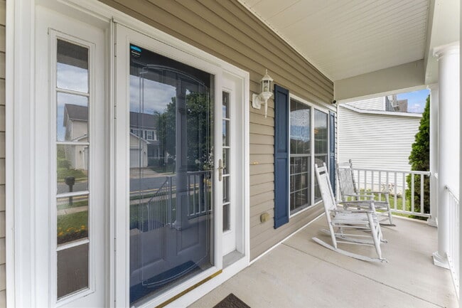 Building Photo - Welcome home to this well-maintained 4-bed...