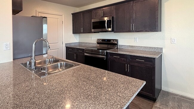 Building Photo - Wonderful 3 Bedroom townhouse with a 1 car garage - 3 levels located in North Las Vegas