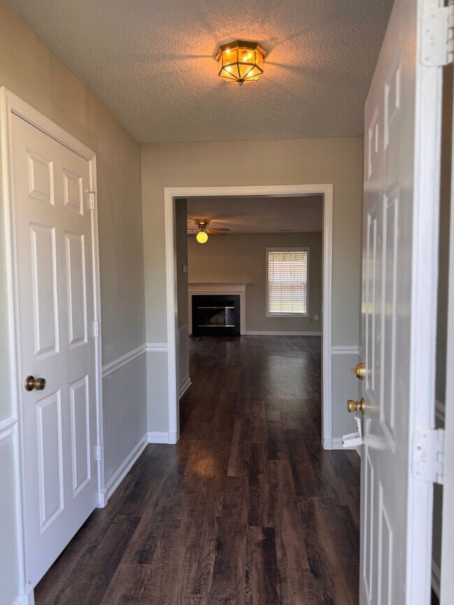 Building Photo - 3BR 2BA One Story Home with Garage