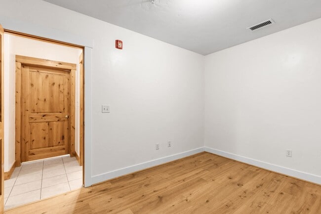 Building Photo - 5501 Lillehammer Ln