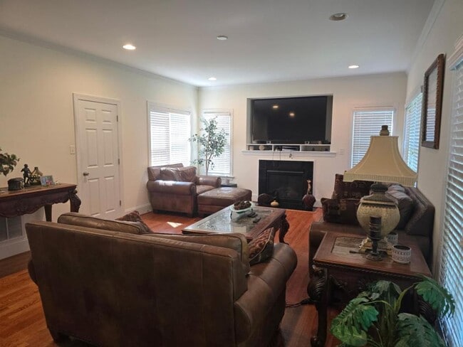 Building Photo - 2017 Stuart Oaks Dr