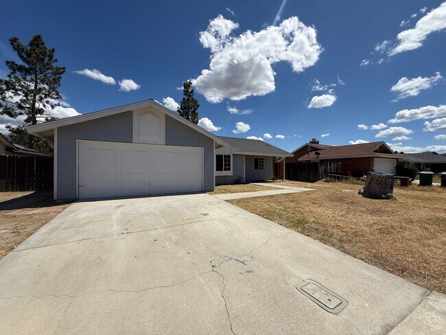 Building Photo - 4 bedroom 2 bath!