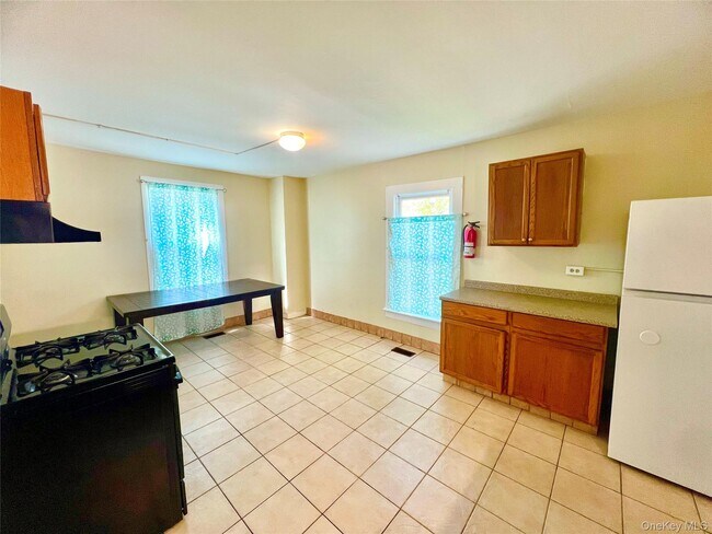 Building Photo - 30 Knapp Ave