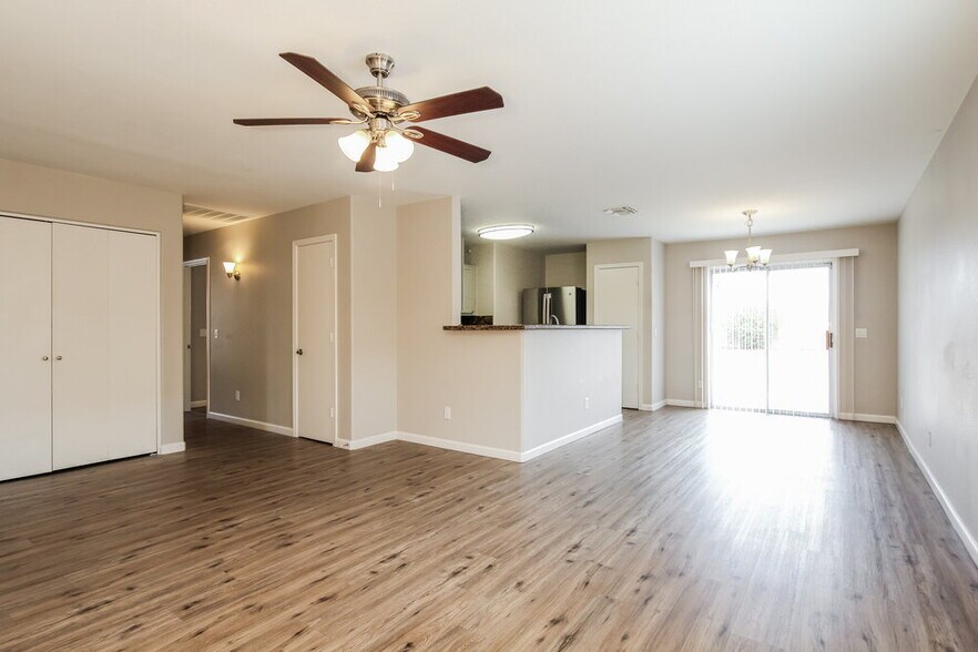 Building Photo - 2613 S 71st Dr