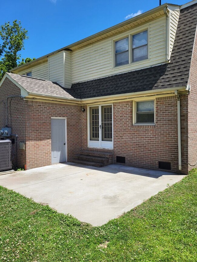 Building Photo - Downs1345-1347