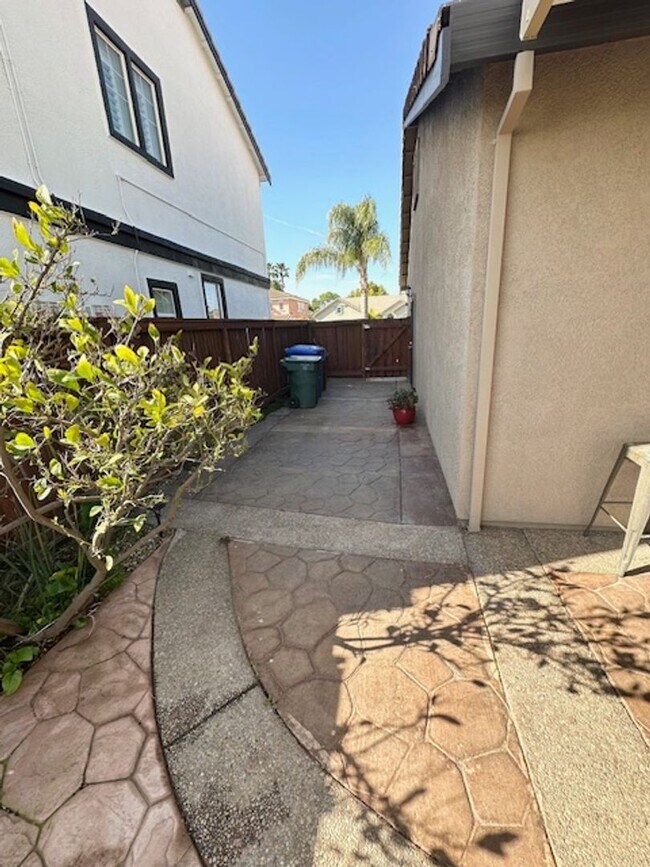Building Photo - Brentwood 4 bd/ 2.5 bath with Speakeasy Ro...
