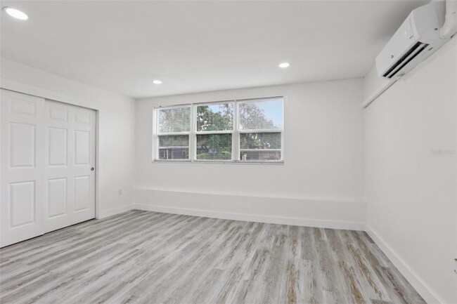 Building Photo - 607 E River Dr