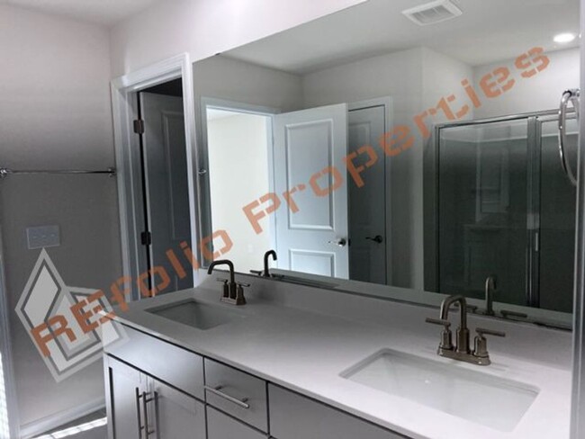Building Photo - Beautiful 5 Bedroom 3 Bath 2-Car Garage Ho...