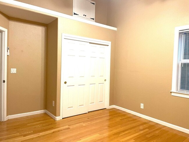 Building Photo - Lovely 2 bedroom, recently remodeled Grann...