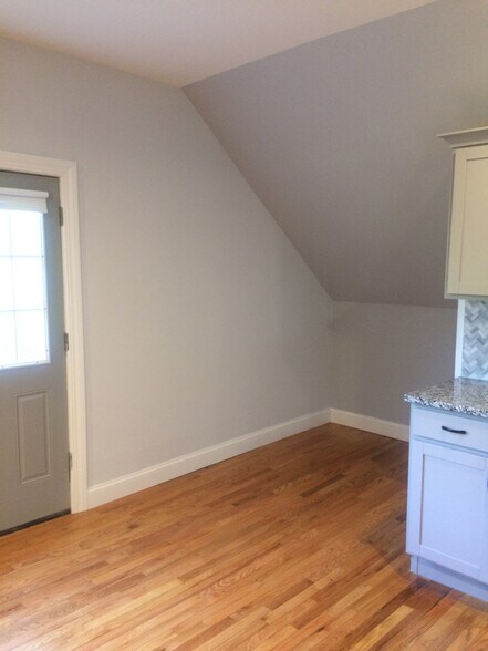 Building Photo - 10 Beehive Dr