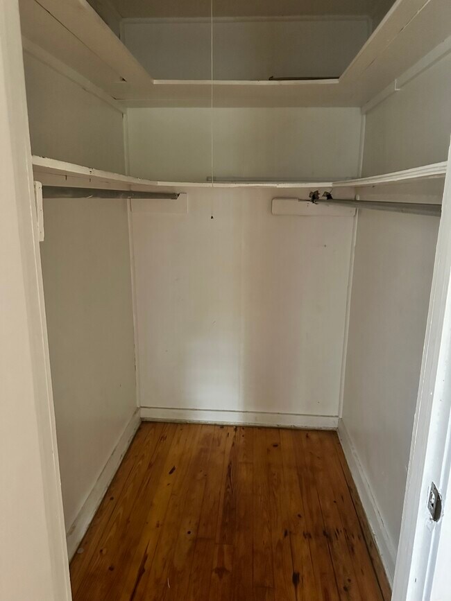 Building Photo - 512 Gordon St E