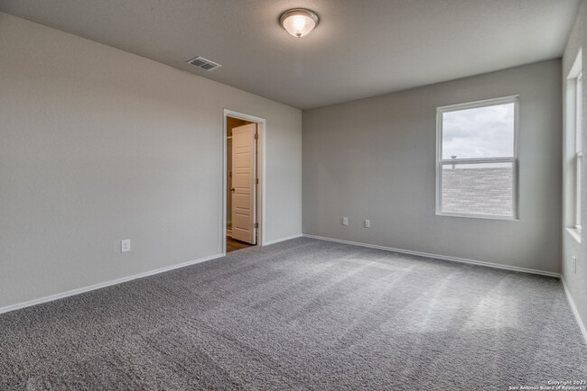 Building Photo - A charming 4 beds and 2.5 bath is now ready!