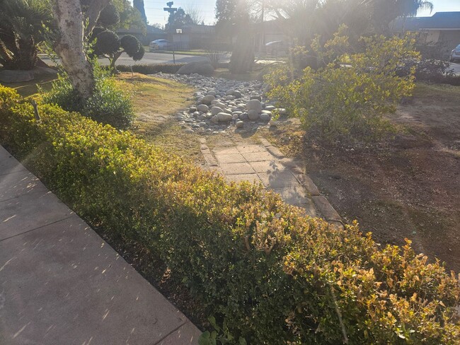 Building Photo - Great home in Fresno, Gorgeous Landscaping!