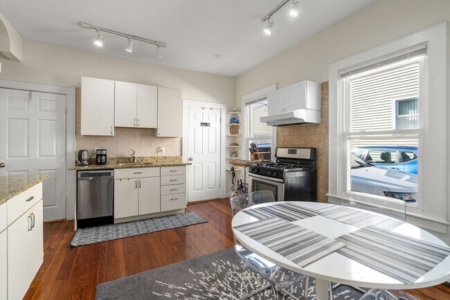 Building Photo - 18 Loring St