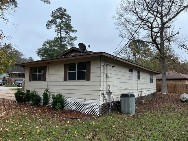 Building Photo - Gorgeous all renovated Home in Huntsville,...