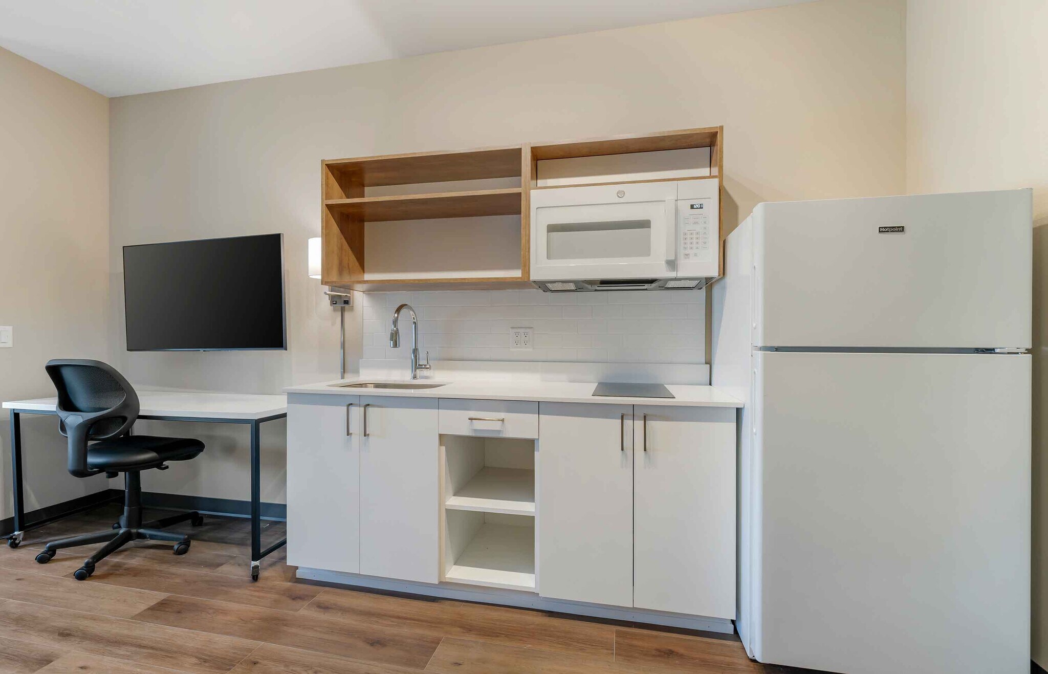 Building Photo - Furnished Studio-Phoenix - Chandler - Airport