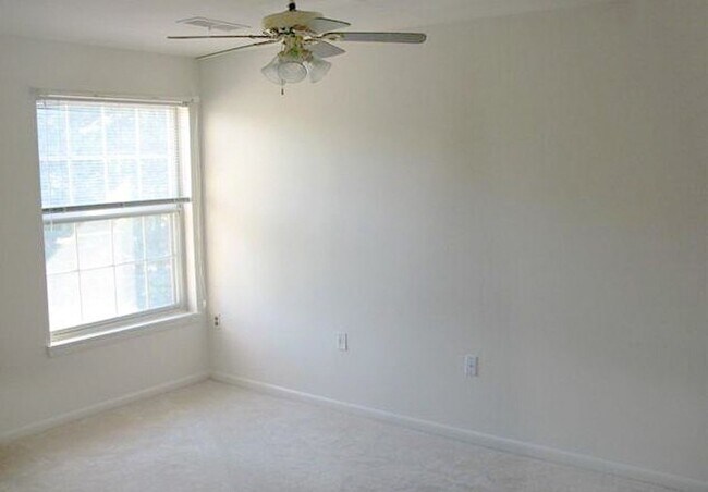 Building Photo - Spacious, 2 Bed 1 Bath Condo In Fantastic Mclean Chase Location – Minutes To Tysons